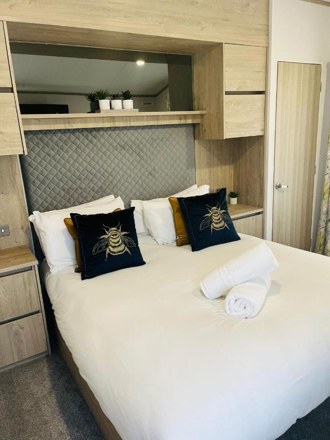Honey Bee Lodge With Hot Tub York Exterior photo